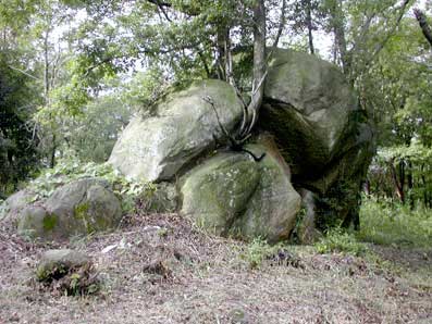 生駒山北嶺上の巨石遺構